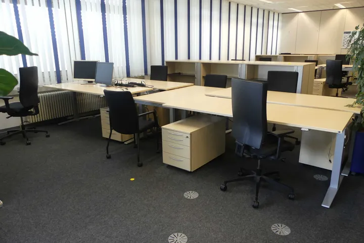 4x Schreibtischarbeitsplatz mit 1x Konferenztisch Schreibtische: Maße in cm ca. 200 x 80 / Konferenztisch: Maße in cm ca. 160 x 80